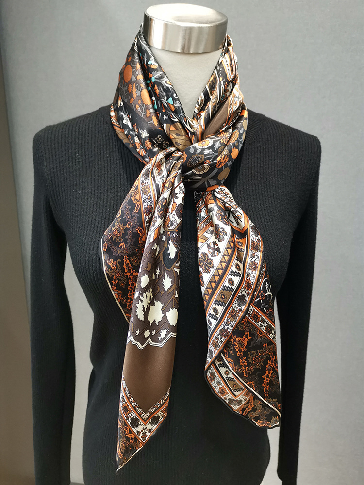 Foulard en soie 110 cm de marq - Travel Accessories Luxury Brands avis et prix