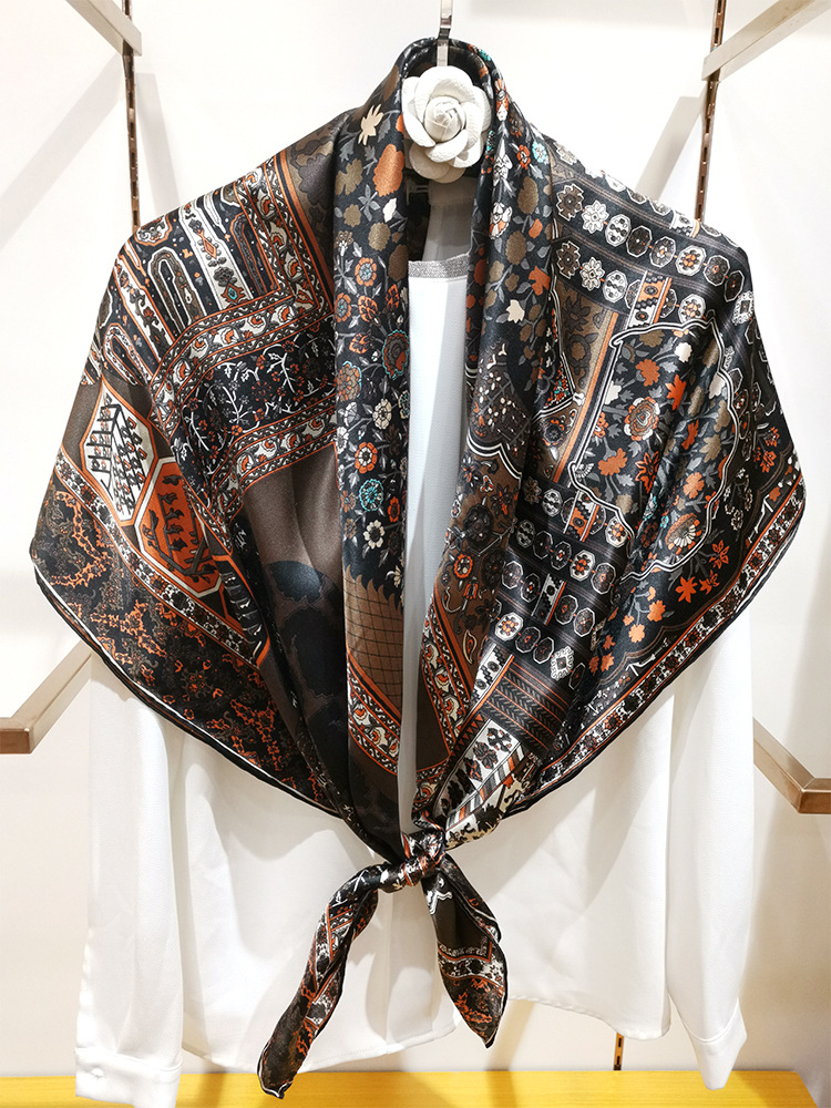 Foulard en soie 110 cm de marq - Travel Accessories Luxury Brands avis et prix